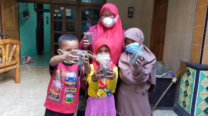 Ajak Anak Desa Menanam dan Memanfatkan Barang Bekas untuk TOGA oleh Mahasiswa KKNT MBKM Unisri