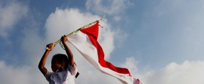 Mencintai Indonesia dengan Sastra