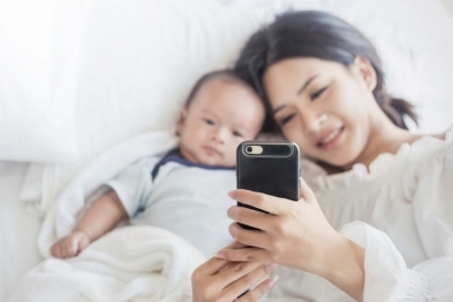 Orangtua, Bijaklah Saat Menggunakan Smartphone di Depan Anak