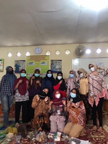 Mahasiswa Kukerta UNRI Ajarkan Cara Pembuatan Strap Mask kepada Ibu PKK Desa Kedung Sari