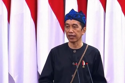 Monumen Robot Krakatau Steel dan Pakaian Adat Baduy Presiden Jokowi