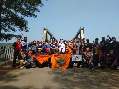 PPG Patrapala Kibarkan Bendera Raksasa di Jembatan Lama Citarum