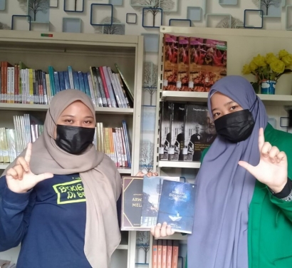 Mahasiswa Unand Padang Sedekah Buku di Perpusdes Karya Makmur