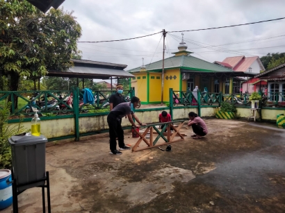 Memperbaiki Pagar MIS Asy Syamsiah Kel Tanjung Hulu