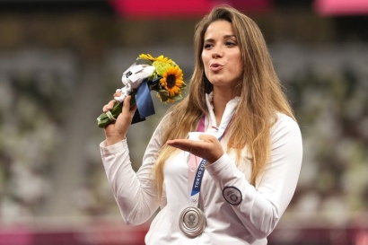 Maria Andrejczyk Melelang Medali Olimpiade demi Cinta Tak Terperi