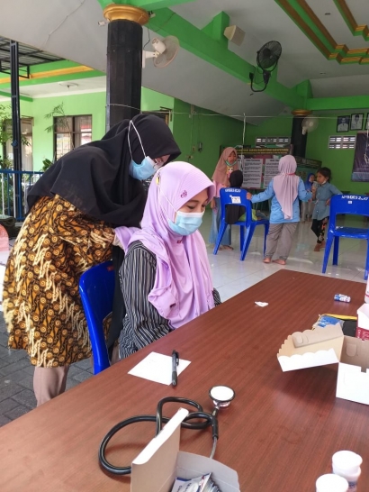 Mahasiswa KKN Universitas Muhammadiyah Surabaya Lakukan Herd Immunity Peduli Desa Sawotratap