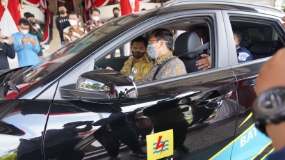Walikota Banjarmasin Keliling Kota "Test Drive" Mobil Listrik PLN