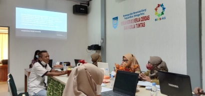Bersama Wartawan Senior, Tim Humas Dinas Sosial Kabupaten Tegal Belajar Jurnalistik