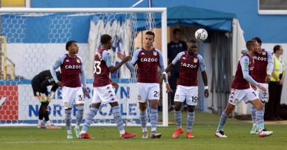 Aston Villa Hancurkan Klub Kasta Keempat Inggris di Carabao Cup