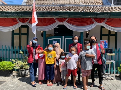 Mahasiswa KKN UM Surabaya Kenalkan Tempat Bersejarah di Daerah Peneleh
