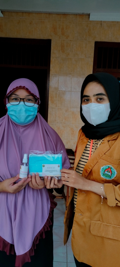 Peduli Covid-19, Mahasiswa KKN Univet Bantara Sukoharjo Membagikan Masker dan Hand Sanitazer kepada Masyarakat