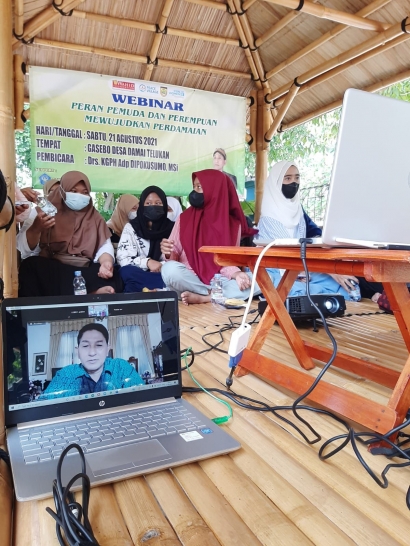 Menanamkan Perdamaian Generasi Muda Melalui Seminar Online bersama KKN UNISRI di Desa Telukan