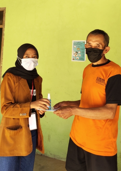 Pembagian Masker serta Hand Sanitizer kepada Warga Desa Setempat pada Masa Pandemi Covid-19