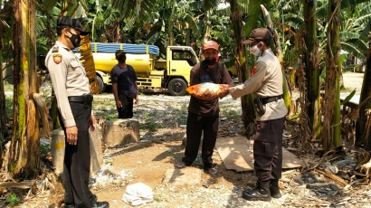 Polsek Tanjung Duren Bagikan Beras Kepada Warga Terdampak Wabah Covid-19