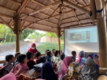 Mahasiswa KKNT UNISRI 2021 Bentuk Rumah Belajar untuk Anak-Anak di Desa Telukan