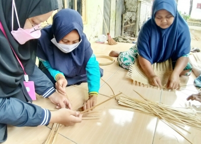 Pelatihan Inovasi Produk Anyaman Bambu untuk Masyarakat Desa 