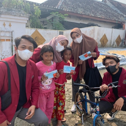 Jadi Duta Perubahan Perilaku, Mahasiswa PMM UMM Bantu Satgas Covid-19 Bagikan Masker Gratis di Desa Pandansari Lor
