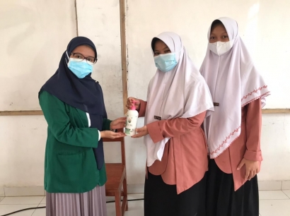 Mahasiswa KKN Unusa Terapkan Prokes dan Himbau Santri Hidup Bersih dan Sehat Selama Pandemi