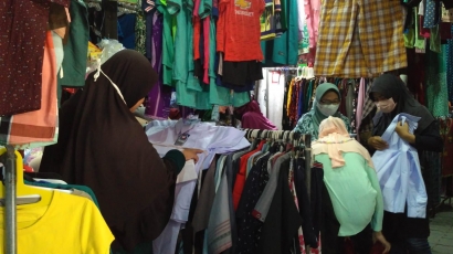 PTM Dimulai, Berkah bagi Penjual Baju Seragam