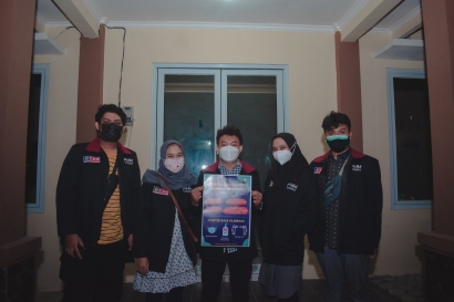 Mahasiswa Universitas Muhammadiyah Malang Membagikan Starter Pack kepada Dusun Pohpayung
