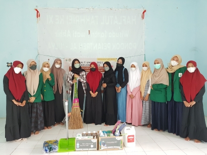 Pemberian New Normal Starter Kit dan Cleaning Kit kepada Pondok Pesantren Al-Ulya MAN Sumenep 