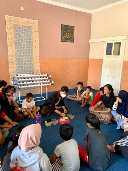 PMM 62 UMM Memberikan Edukasi Tentang Tanaman Hidroponik di Panti Asuhan Taslimiyah Malang