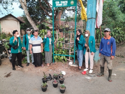 KSM Tematik Unisma Melakukan Pemasangan Rak Bunga di Perbatasan Desa Pandanajeng