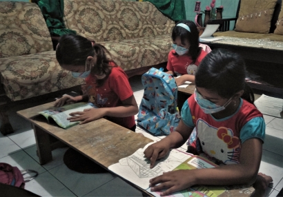 KKN Unej Tingkatkan Literasi Desa dengan Pembuaan Pojok Baca