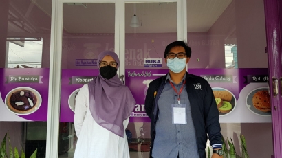 Pulang Kampung, Mahasiswa Universitas Jember Bantu Kembangkan Bisnis Toko Kue secara Digital