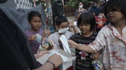 Bagi-Bagi Masker kepada Warga Villa Tangerang Elok Saat Perayaan HUT RI