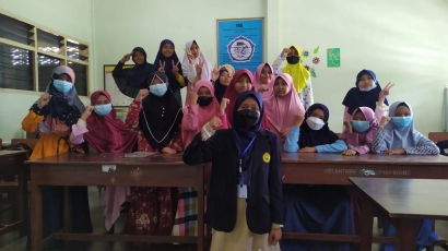 Budaya Literasi Rendah, Mahasiswa KKN Universitas Jember Merintis sebuah Perpustakaan Desa "Siraman Pustaka"