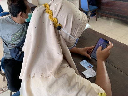 Mahasiswa KKN BTV III Universitas Jember Berikan Edukasi Penggunaan Aplikasi SIPRAJA untuk Warga Desa Sidodadi