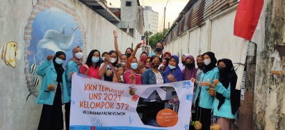 Manfaatkan Lahan Sempit, Tim KKN 372 UNS Sosialisasikan Perawatan Tanaman di Pasar Kliwon, Surakarta