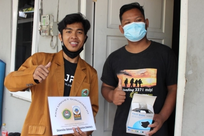 Di Tengah-Tengah Pandemi, Mahasiswa UNIVET Bantara Melakukan Kegiatan Berbagi Masker