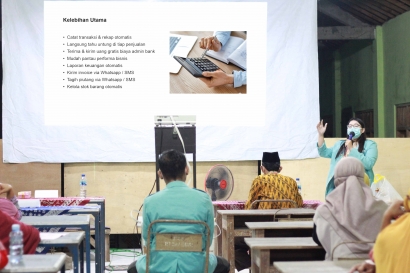 Pengenalan dan Pengaplikasian Digitalisasi UMKM Dukuh Candi oleh Mahasiswa KKN 127 UNS 2021