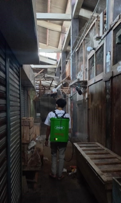Upaya Pencegahan Covid-19 dengan Penyemprotan Disinfektan di Pasar Wanadadi Banjarnegara
