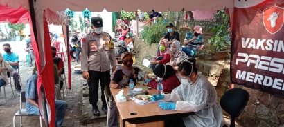 Aiptu Suryadi Patroli Vaksin di Kampung Pasir Jaya