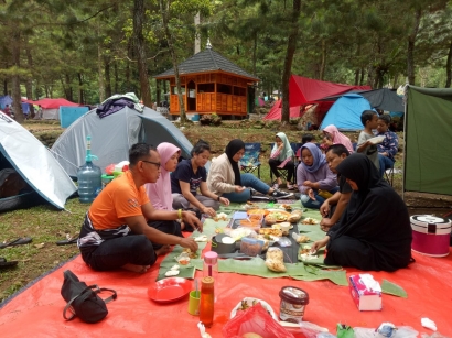 Camping Ceria di Curug Cipamingkis di Jonggol Jawa Barat