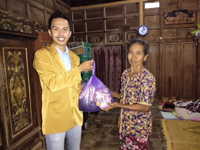 KKN Dusun Gondang Bagikan Sembako untuk Lansia di Masa Pandemi