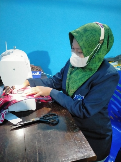 KKN di Tengah Pandemi Mahasiswa IPMAFA Ajak Warga Membuat Konektor Masker sebagai Peluang Usaha