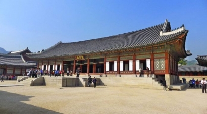 Gangnyeongjeon Hall, Ruang Pribadi Raja dan Keluarganya dalam "Rumah Panggung" dari Batu