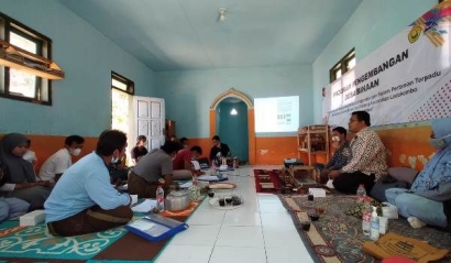 Pelatihan Pengolahan Limbah Sengon Menjadi Biochar bagi Kelompok Tani dan Remaja Masjid di Desa Slateng Ledokombo