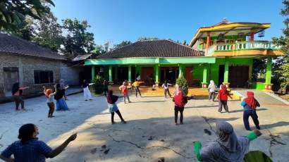 Senam ''Minggu Sehat'' di Dusun Mojoroto, Gayamdompo, Karanganyar bersama Mahasiswa KKN UNS