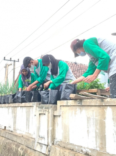 Mahasiswa KSM Unisma Mengembangkan Wilayah Mandiri Pangan Rumah Tangga di Lingkungan Dusun