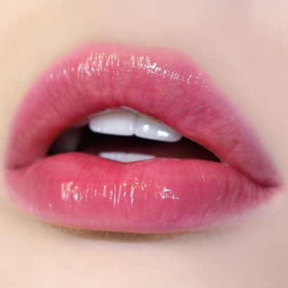 4 Lipgloss Warna Terbaik dan Ringan yang Menyegarkan Bibir