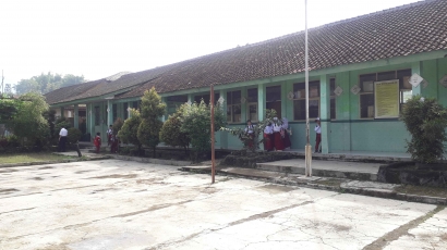 KKN Tematik UPI 2021: Upaya Meningkatkan Literasi Siswa Melalui Pembelajara Daring di SDN Tenjolaya Kabupaten Sukabumi