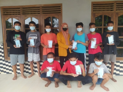 Mahasiswa KKN Univet Bantara Sukoharjo Membagikan Masker dan Mengajak Masyarakat Mencegah Penyebaran Covid-19