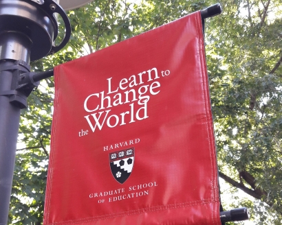 Sulitnya Mencari Papan Nama "Harvard University"