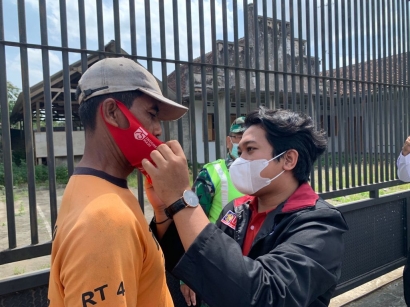Mahasiswa PMM UMM Bersama Aparat Desa Bendosari dan Polsek Sanankulon bagi Masker Gratis