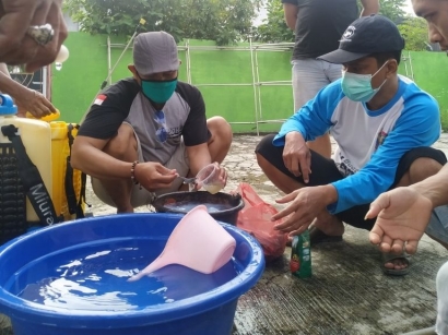 Penyemprotan Disinfektan di Jogobayan (KKN Mandiri Univet Bantara Sukoharjo)